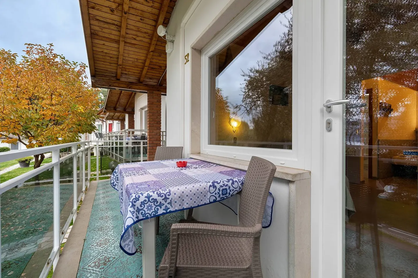 Terrazza con tavolo all’aperto