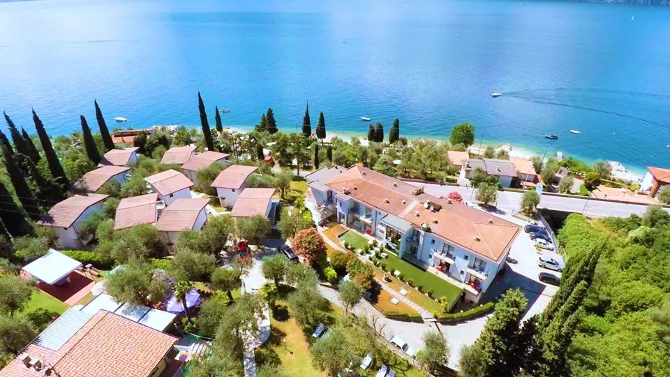 Vista diurna di Pit Stop e delle acque del Garda